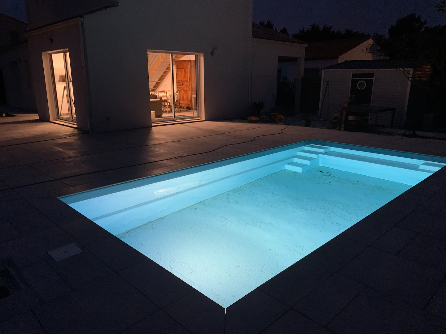 Piscine éclairée à la tombée du jour